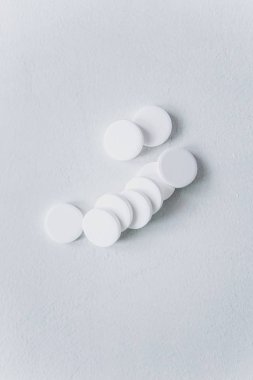 Masadaki beyaz haplar.