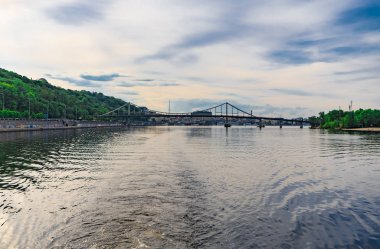 Kiev, Ukrayna. Dinyeper Nehri Yaz (Park Köprüsü karşısında köprü). 