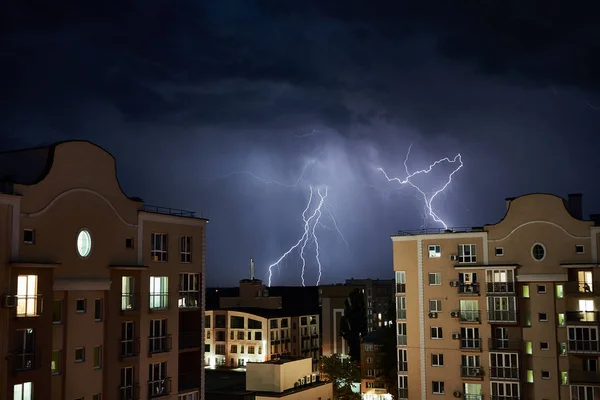 Bir fırtına sırasında gece kasabası üzerinde yıldırım düştü. Kiev, Ukrayna