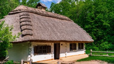 17. yüzyılın Ukrayna köyünün mimari eserleri. Ukrayna'da Köy Hayatı. Ukrayna Halk Mimarisi ve Yaşamı Müzesi.  