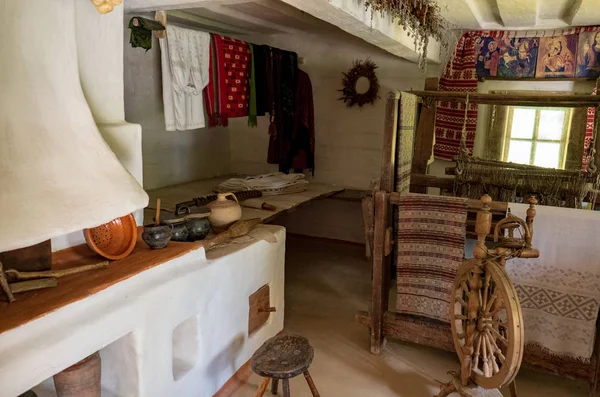 Kil ve saman yapılmış ve duvar resimleri ve içinde işlemeli havlu ile dekore edilmiş geleneksel Ukrayna konut. Ukrayna Halk Mimarisi ve Yaşamı Müzesi.  