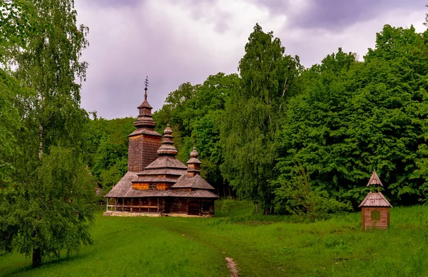 Ukrayna Halk Mimarisi ve Yaşam Müzesi. Tek bir çivi olmadan inşa ahşap kiliseler