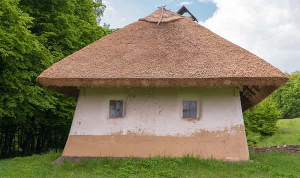 Köydeki eski kulübe. Ukrayna Halk Mimarisi ve Yaşam Müzesi. Eski Ukrayna Evi Ukrayna Hut On dokuzuncu Yüzyıl Bahar Manzara Blooming