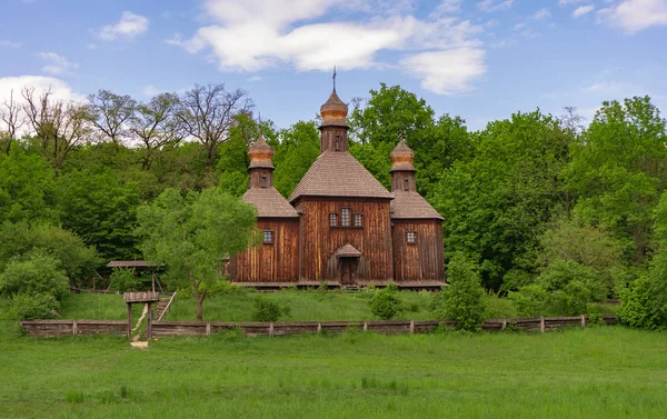 Aziz Mykolay (Nicholas) Kilisesi. Ukrayna Halk Mimarisi ve Yaşam Müzesi. Pirohiv 