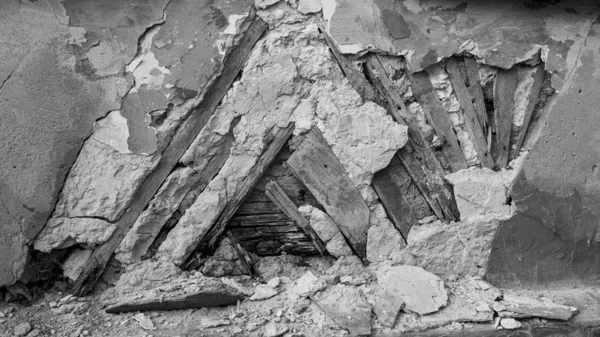 Zaman boşa değişmez. Yıkılmış ev duvarı. 