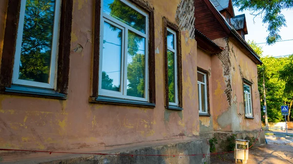 Zamanın kesiştiği yerde. Ev zamanla yıkıldı. Zaman yedek değil