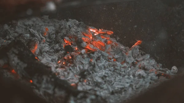 Kebaplar için ateş yakma. Şiş kebap için kömürler