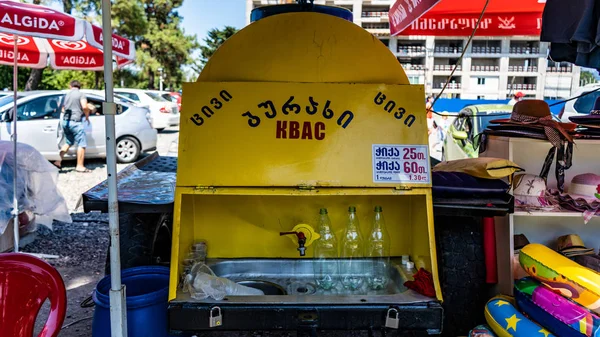 Gürcistan'da caddenin ortasında Sovyet kvass