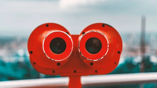 şehrin en yüksek noktası ile ilgilenen için kırmızı dürbün