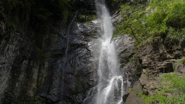 Dağlarda büyük şelale. Mahunceti şelalesi