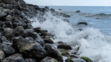 Fırtınada denizdeki taşlar