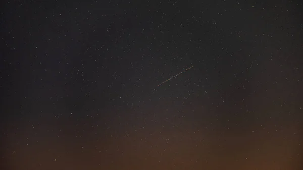 Karanlık gece gökyüzünde yıldızlar