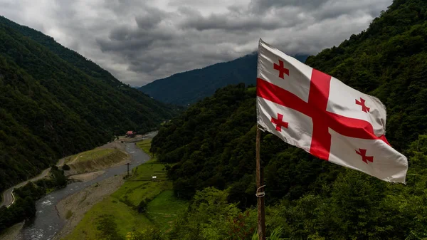 Gürcistan bayrağı dağlarda yüksek