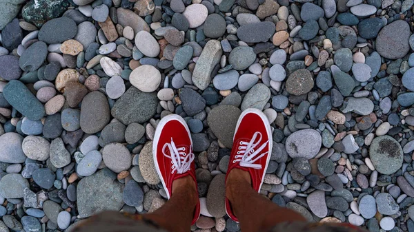 Kayalık bir sahilde ayaklar