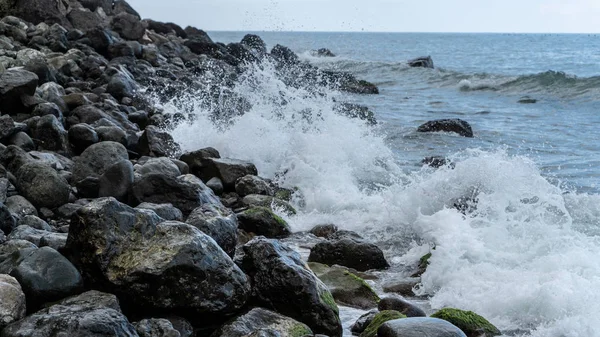 Fırtınada denizdeki taşlar