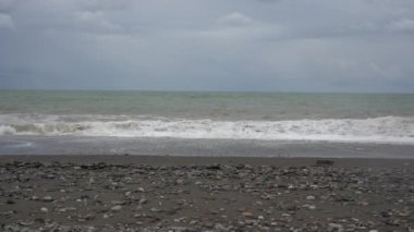 Şiddetli hava durumu. Karadeniz'de deniz fırtınası. Gürcistan. Denizde kötü hava. Kıyıdan görünüm. 