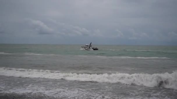 嵐の海の沿岸警備隊のボート 黒海グルジア 海の悪天候 岸からの眺め 嵐の中でボート旅行 船上の重いピッチング — ストック動画