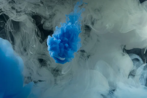 Suda mürekkep. Suya yayılan mavi mürekkep..