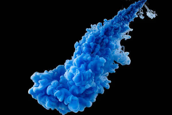 Suda mavi mürekkep. Mürekkep suda tepki veriyor. Yaratıcı. Siyah arkaplan