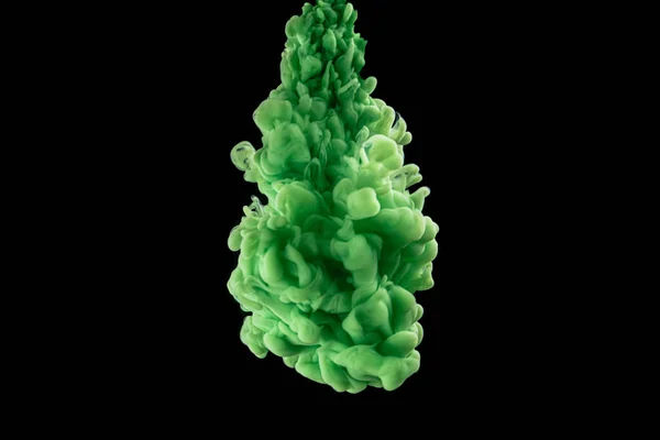 Suda zehirli yeşil mürekkep. Mürekkep suda tepki veriyor. Yaratıcı. Siyah arkaplan