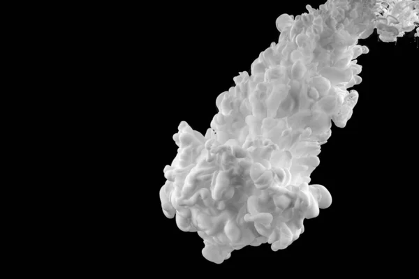 Suda beyaz mürekkep. Mürekkep suda tepki veriyor. Yaratıcı. Siyah arkaplan