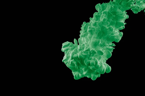 Suda yeşil mürekkep. Mürekkep suda tepki veriyor. Yaratıcı. Siyah arkaplan