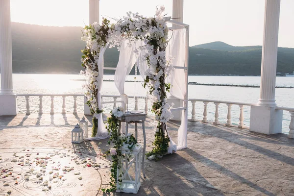 Cerimônia de casamento arco ele o lugar de lago bonito. Detalhes da decoração — Fotografia de Stock