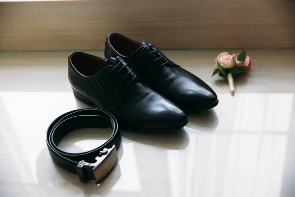 Los novios accesorios de boda. Zapatos y boutonniere de boda y un cinturón — Foto de Stock