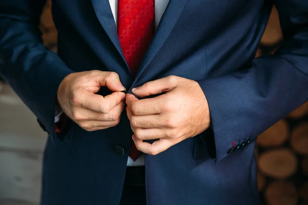 Esposo de empresário close-up vestindo seu casaco na manhã do dia do casamento. Conceito de homens elegância elegante roupas . — Fotografia de Stock