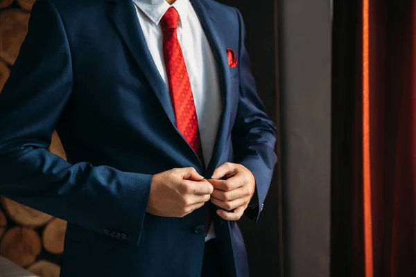 Close-up businessman groom wearing his jacket at the morning of wedding day. Concept of men stylish elegance clothes. — Stock Photo, Image