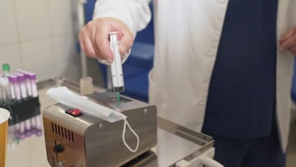 Gros plan le médecin brûle l'aiguille de la seringue après l'intervention chirurgicale dans la salle d'opération. Matériel médical à l'hôpital, sécurité et santé . — Video