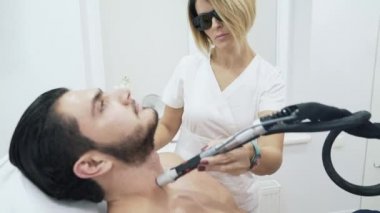 Şevval özçelik güzellik sarışın kısa saçlı hızlı ve ağrısız lazer epilasyon tarafından modern bir yöntem sağlar. Hasta rahatsızlık saç çıkarma yordamı sırasında karşılaşmaz. Doktor ve