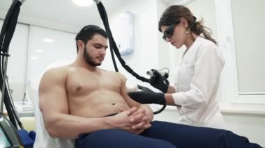 Doktor-güzellik uzmanı özel gözlük ve eldiven jel hastaların vücut üzerinde koyar. Kozmetik, saç lazer epilasyon cihazları üzerinde kullanarak vücut kaldırılır. Hasta değil