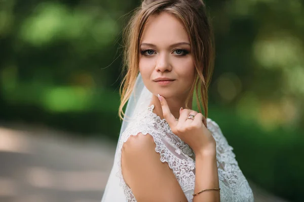 A szőke menyasszony szoros portréja. Dvushka elkomorodott az esküvő napján. A gyönyörű menyasszony készül házasodni. — Stock Fotó