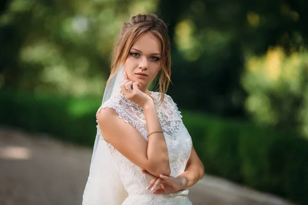 Den vackra blondin är gifta. Porträtt av en ung flicka i en spets brudklänning. — Stockfoto