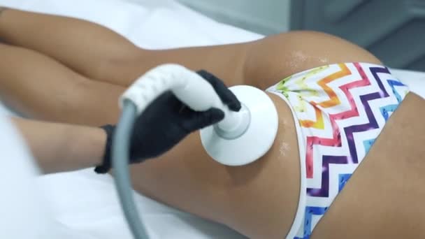 Bovenaanzicht van een close-up van een procedure in cosmetologie voor verbetering van de huid. Radiofrequentie opheffen voor vermagering van de billen en dijen. Hoe werkt Rf-opheffing. Pijnloos huid aanscherping. — Stockvideo