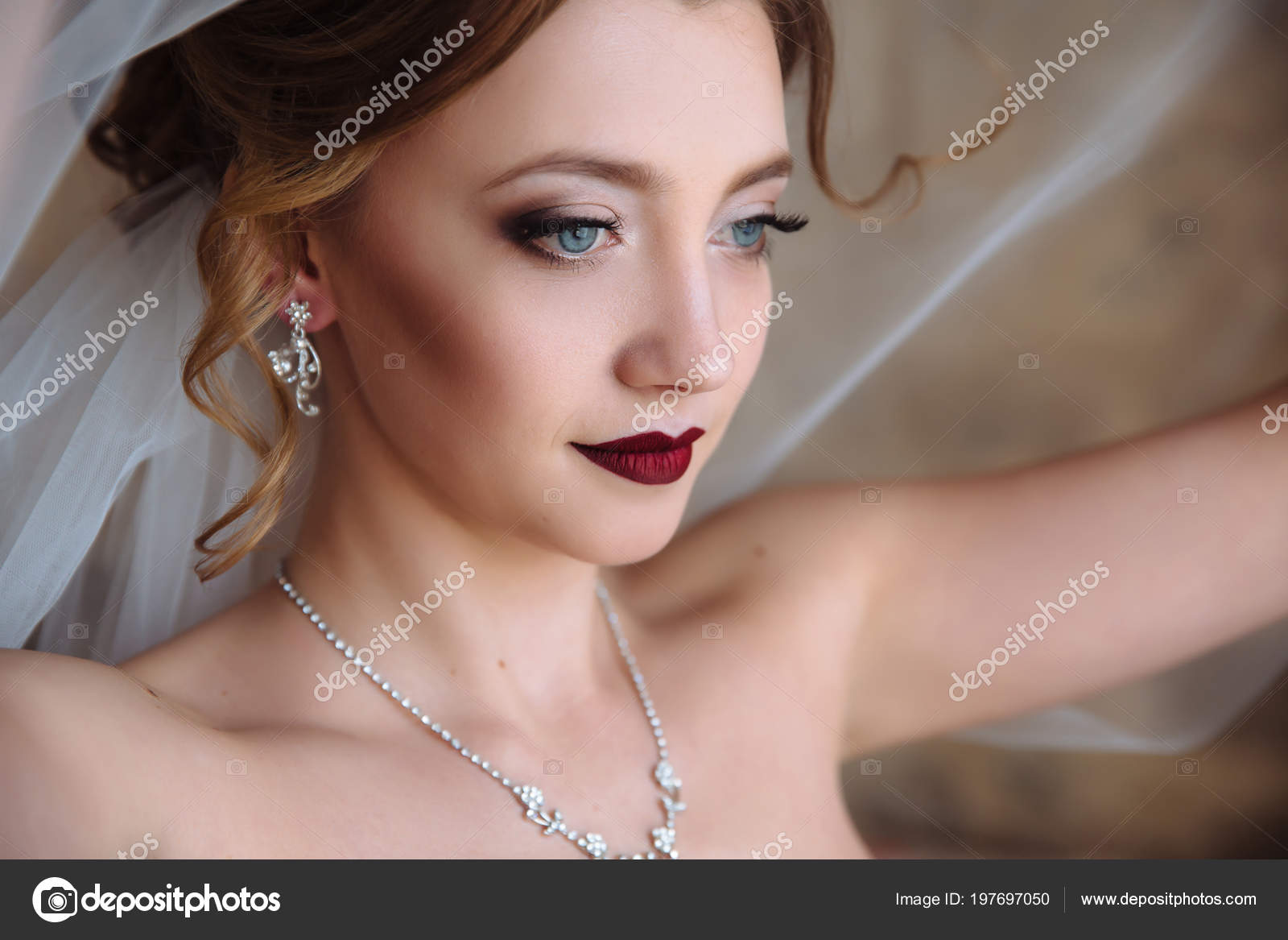 Belle Aux Yeux Gris Jeune Fille Essayer Une Robe De Mariée