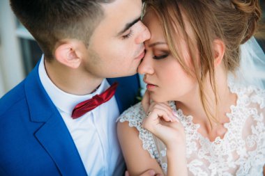 Bir kaç içinde aşk yumuşak ve romantik portresi. Bugün hayatlarının en mutlu günü olduğunu. Esmer damat şefkatle kucaklayan, Gelin öper ve kızı onun için alışık alır