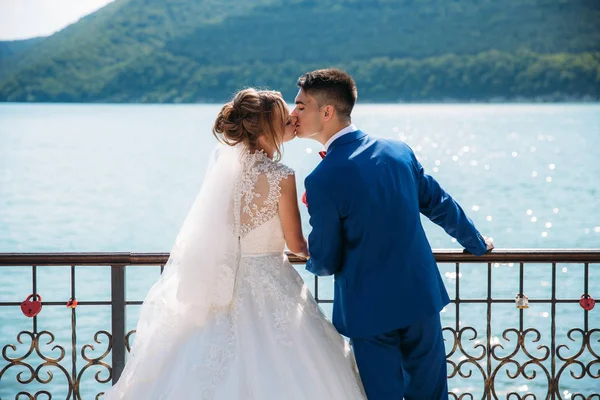 Nygifta Kysste Ömt Kajen Mot Bakgrund Grön Bergen Och Floden — Stockfoto