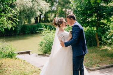 Kız ve adam yeni evlendim ve oyuncağı, adam sıkı bir şekilde ona sevgili basar. Düğün günü doğa aşık.
