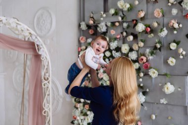 Anne kızını kollarını uzanmış holding ve bebek kahkaha ile mutlu bir şekilde çalış, çok sever.