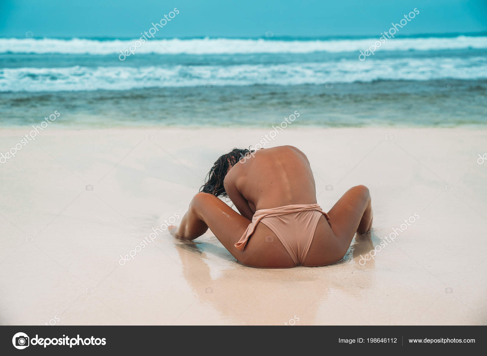 засветы юных на пляже Сексуальная задница спортивной девушки в бежевом купальнике на берегу океана. Часть женского тела, обнаженная спина и плечи. Загорелые ботинки молодой модели в бикини без лифчика . — Стоковое фото © rmano.mail.ru #198646112