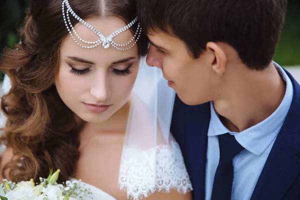 Close-up, suami dan istri dengan lembut menekan kepala mereka, menutup mata mereka untuk menikmati saat ini. Hari pernikahan, cinta, konsep hubungan . — Stok Foto