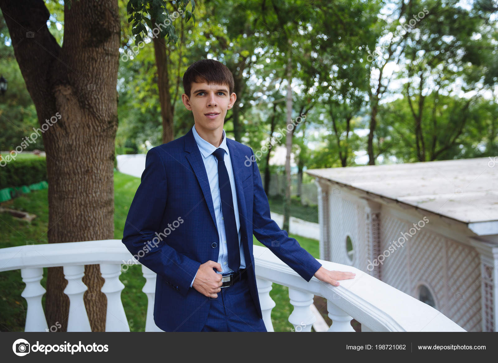 Un Jeune Homme Marié Dans Un Strict Costume Bleu Pose Sur Un