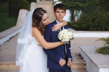 Bugün komik bir görünüm iş takım elbiseli bir adam evlenir, sevgili gelini onu arkadan omuzlarının, o gülümsüyor mutlu hugs.