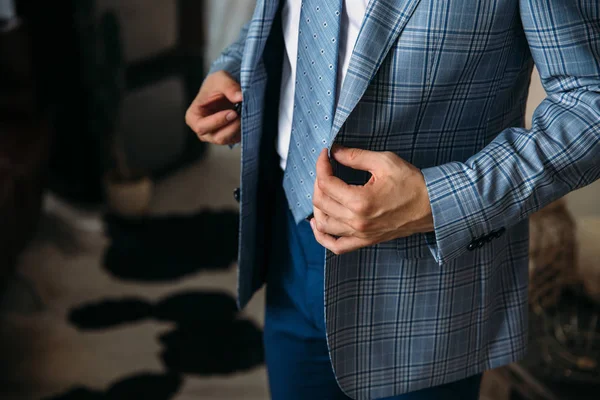 Närbild affärsman brudgummen bär hans blå rutig jacka på morgonen bröllopsdag. Begreppet män stilfulla elegansen kläder. — Stockfoto