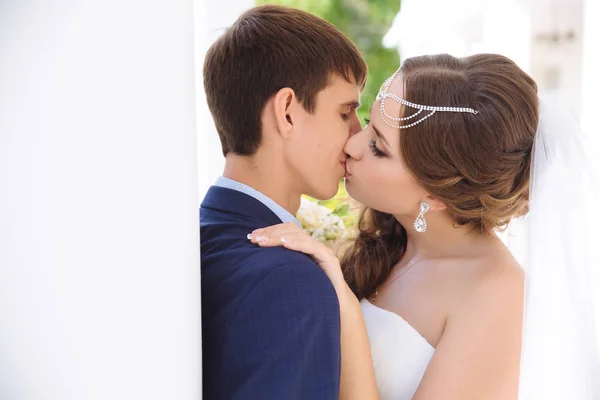 Nahaufnahme der Frischvermählten, die sich am Hochzeitstag im griechischen Stil sanft auf die Lippen küssen. — Stockfoto