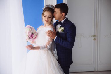 Bir gelinlik aşık bir adam gelinini alır ve saçlarını kokusu inhales. Aşık çift penceresinde tadını çıkarma.