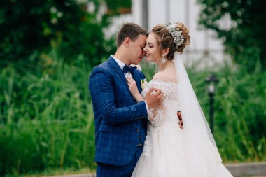 Sadece evli mutlu onların düğün günü, onlar hafifçe bastırın kendilerini birbirlerine karşı kucaklama ve öpücük.