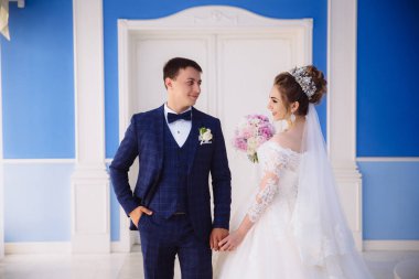 Gelin ve damat birbirinize aşık bakın. Gelin sevgilisini elinden tutar ve onu törene aramalar.